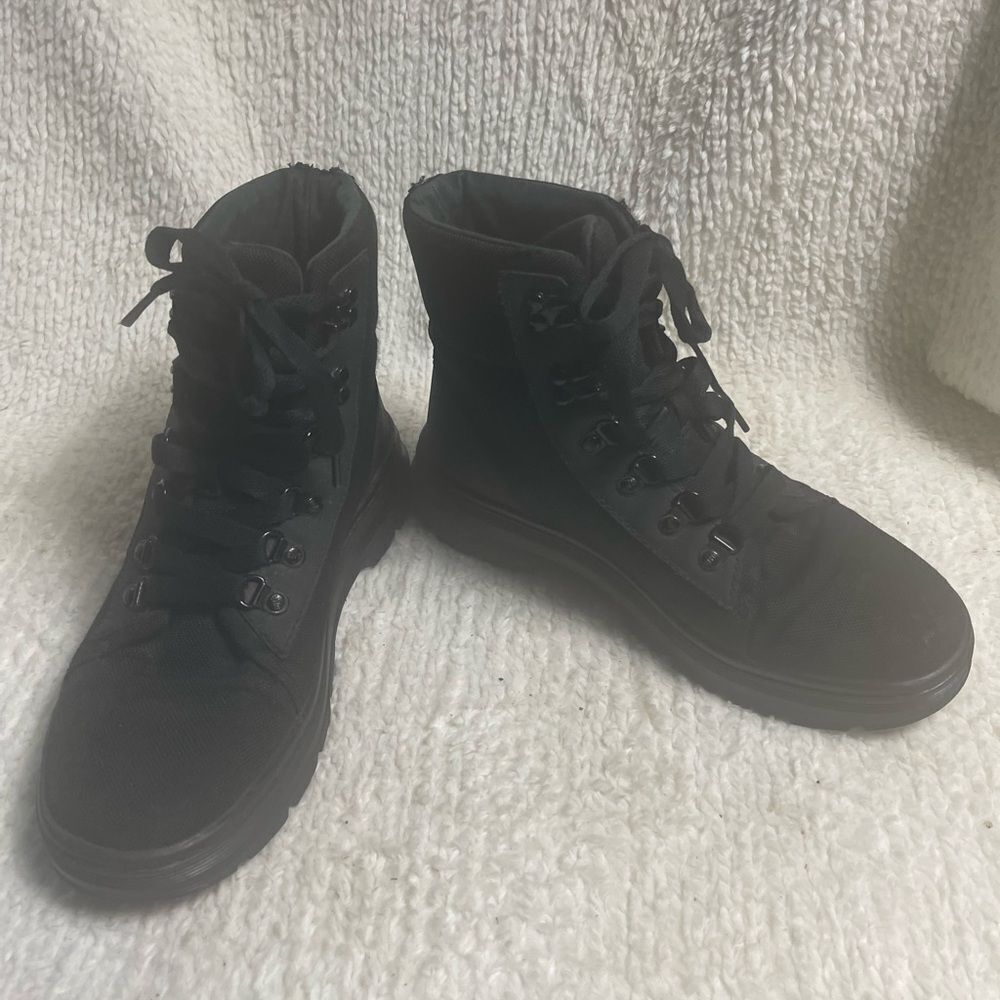 Dr. Martens  Women Combs Black lace up Boots SZ9